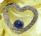 Unser Kettenanhänger Amore mit Edelsteinen ist in Herzform aus einem Draht mit spezieller Verarbeitung und freier Kettenführung hergestellt. In den Herzen ist entweder ein Lapislazuli Cabochon, Rosenquarz Cabochon, Rubin in Brillantschliff, Saphir in Bril