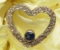 Unser Kettenanhänger Amore mit Edelsteinen ist in Herzform aus einem Draht mit spezieller Verarbeitung und freier Kettenführung hergestellt. In den Herzen ist entweder ein Lapislazuli Cabochon, Rosenquarz Cabochon, Rubin in Brillantschliff, Saphir in Bril