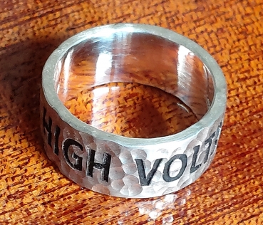 Unser Ring Hammerschlag ist für Member aus Clubs, Mf, MC und ist den Clubs oder Freunden vorbehalten und mit dem Entsprechenden Namen Graviert. Er ist in Handarbeit aus Silber 935 hergestellt und jedes Hammerschlagmuster ist einzigartig. Dieser Ring wird 