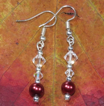 Unsere Ohrhänger Lady Red sind mit silbernen Ohrhänger, Swarovski-Rauten und Bordeauxroten Wachsperlen Hergestellt. Diese Ohrhänger sind in liebevoller Handarbeit in unserem Atelier in Abenberg hergestellt.