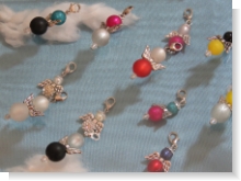 Unsere Charmin-Anhänger Abenberger Engel sind aus zwei verschiedenfarbigen Perlen, Edelstahlflügel und einer Swarovski-Raute. Kombinationen sind mit Wachsperlen, Polarisperlen oder auch Jade Nephrit Perlen. Diese Charmin sind in liebevoller Handarbeit in 