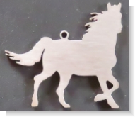 Unser Schlüsselanhänger Pferd ist aus chirurgischem Edelstahl. Gefertigt über ein Designprogramm und mit einem Laser geschnitten. Dieser Schlüsselanhänger ist mehr als nur die Liebe zu Pferden. Dieser Schlüsselanhänger ist in liebevoller Handarbeit in uns