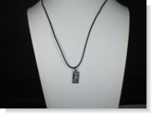 Halskette aus einem Lederband mit einen Kettenanhänger der Nordischen Rune Fehu die der Göttin Freya zugeordnet wird. Der Runenanhänger Fehu ist aus Silber 935 und in Handarbeit hergestellt. Das Fehu Zeichen ist eingraviert