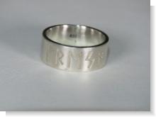 Entdecken Sie unseren Ring Freya aus der Viking Mythologie-Kollektion! Jeder Ring ist ein handgefertigtes Unikat aus Silber 935, kreiert in unserer Werkstatt in Abenberg. Tauchen Sie ein in die nordische Welt der ​Mythen und Legenden!