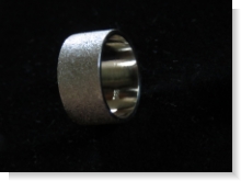 Entdecken Sie unseren Ring aus Silber 935 mit Diamantlook-Oberfläche. Handgefertigt in unserer Manufaktur in Abenberg, strahlt er zeitlose Eleganz aus. Ein exquisites Schmuckstück, das Ihre Persönlichkeit perfekt unterstreicht.