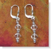 Unsere Ohrringe Kristallflocke haben einen Silbernen Ohrring und sind aus Swarovski Rauten und Silberperlen gemacht. Diese Ohrringe sind in liebevoller Handarbeit in unserem Atelier in Abenberg hergestellt.