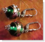 Unsere Ohrhänger Lady Glas grün haben silberne Ohrringe und sind mit liebevoll verzierten grünen Glasperlen gemacht. Die Ohrringe haben unten noch eine Öse um Sie selber individuell weiter gestalten zu können. Diese Ohrringe sind in liebevoller Handarbeit