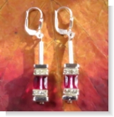 Unser Ohrhänger Lady Star ist mit einem Ohrring, einem Silberröhrchen, versilberten Edelstahlblättchen, Strass und Swarovski-Rauten. Diese Ohrringe sind in liebevoller Handarbeit in unserem Atelier in Abenberg hergestellt.