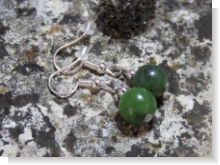 Unser Ohrstecker kleiner Jadetraum ist aus einer echten Jade Nephrit Perlen mit Ohrfedern. Diese Ohrhänger sind in Handarbeit in unserem Atelier in Abenberg hergestellt.