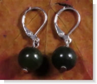 Unsere Ohrringe kurzer Jadetraum sind aus einer echten Jade Nephrit Perle und Ohrringe in 925 Sterlingsilber. Diese Ohrringe sind in liebevoller Handarbeit in unserem Atelier in Abenberg hergestellt.