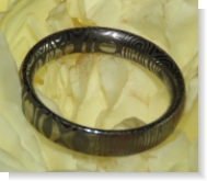 Unser Damastring wurde nach der alten Tradition Die aus dem 18 Jahrhundert aus Indien überliefert ist, geschmiedet. Nach dem schmieden bekommt der Ring ein Säurebad um die einzigartige Musterung sichtbar zu machen.  Jeder Ring ist ein Unikat. In liebevoll