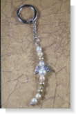 Unser Schlüsselanhänger Schutzengel lang ist mit drei verschiedenfarbigen Wachsperlen in Weiß/Rosee und Oker, Metallperle gefertigt. Dieser Schlüsselanhänger ist in liebevoller Handarbeit in unserem Atelier in Abenberg hergestellt.